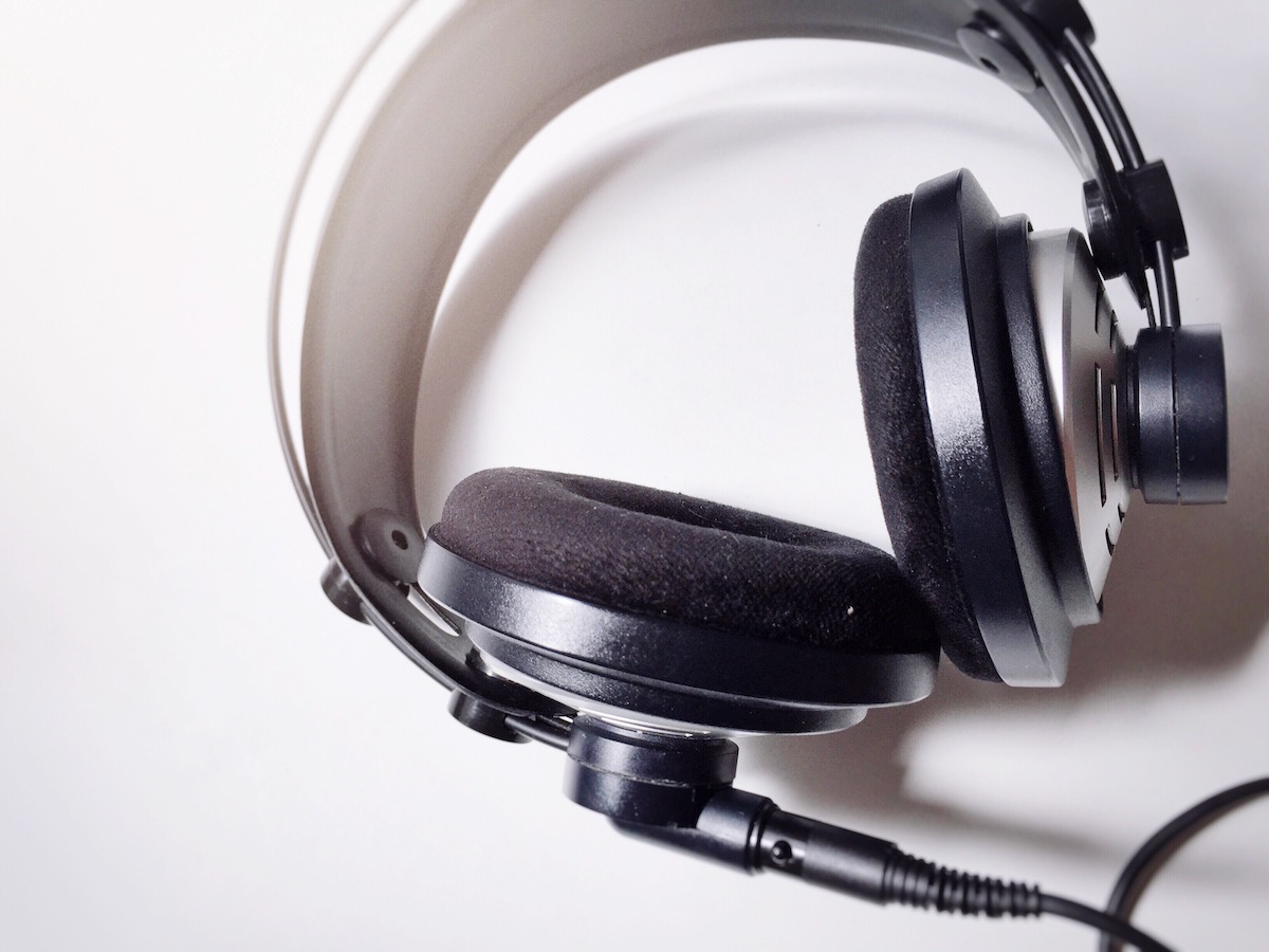 5 must-haves for a voice actor's recording environment: image of pro studio headphones