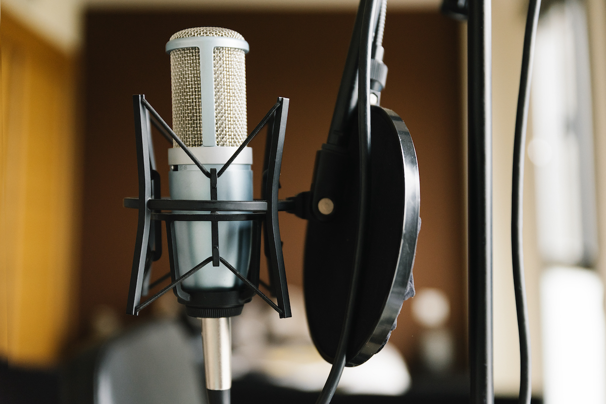 5 must-haves for a voice actor's recording environment: image of a studio microphone and pop filter
