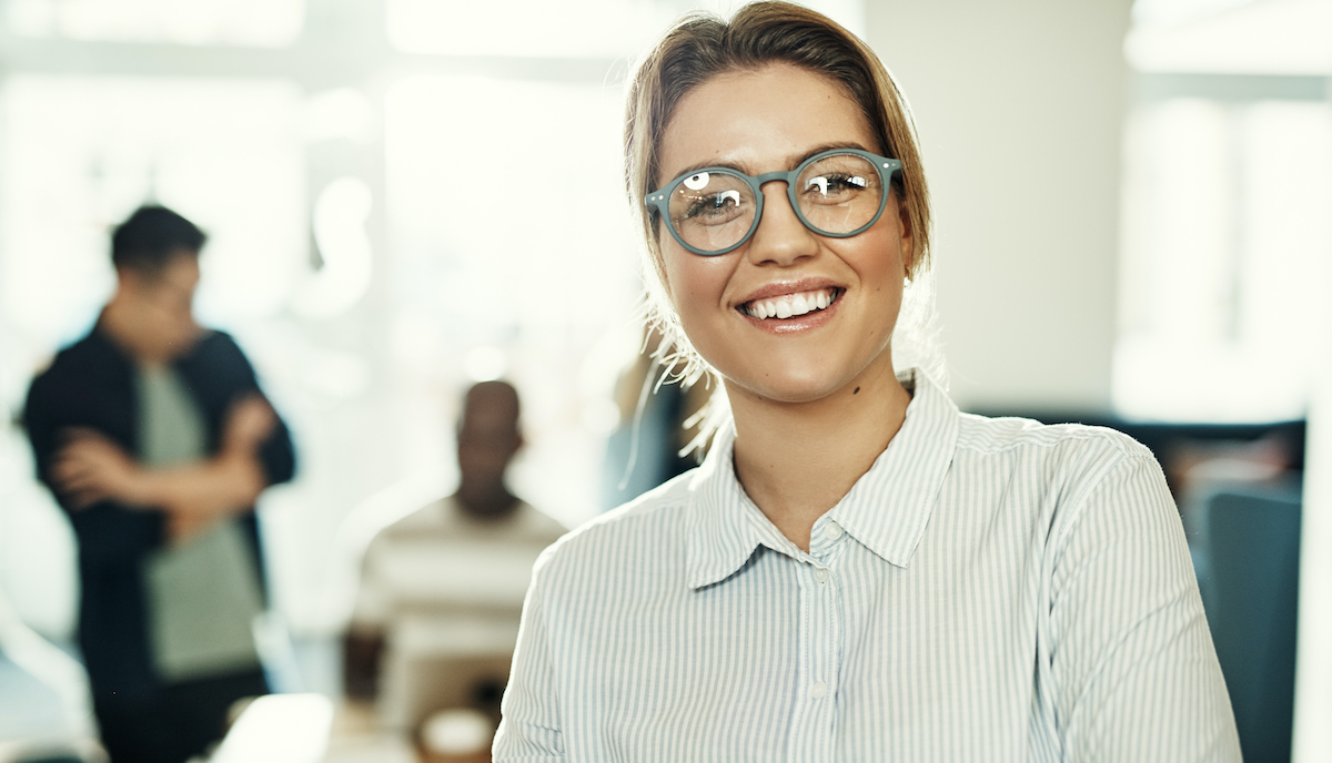 Make your business stand out: image of a smiling woman a her desk